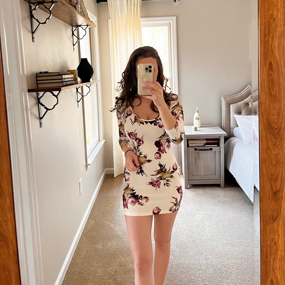 Small dress, never worn super cute and flattering.